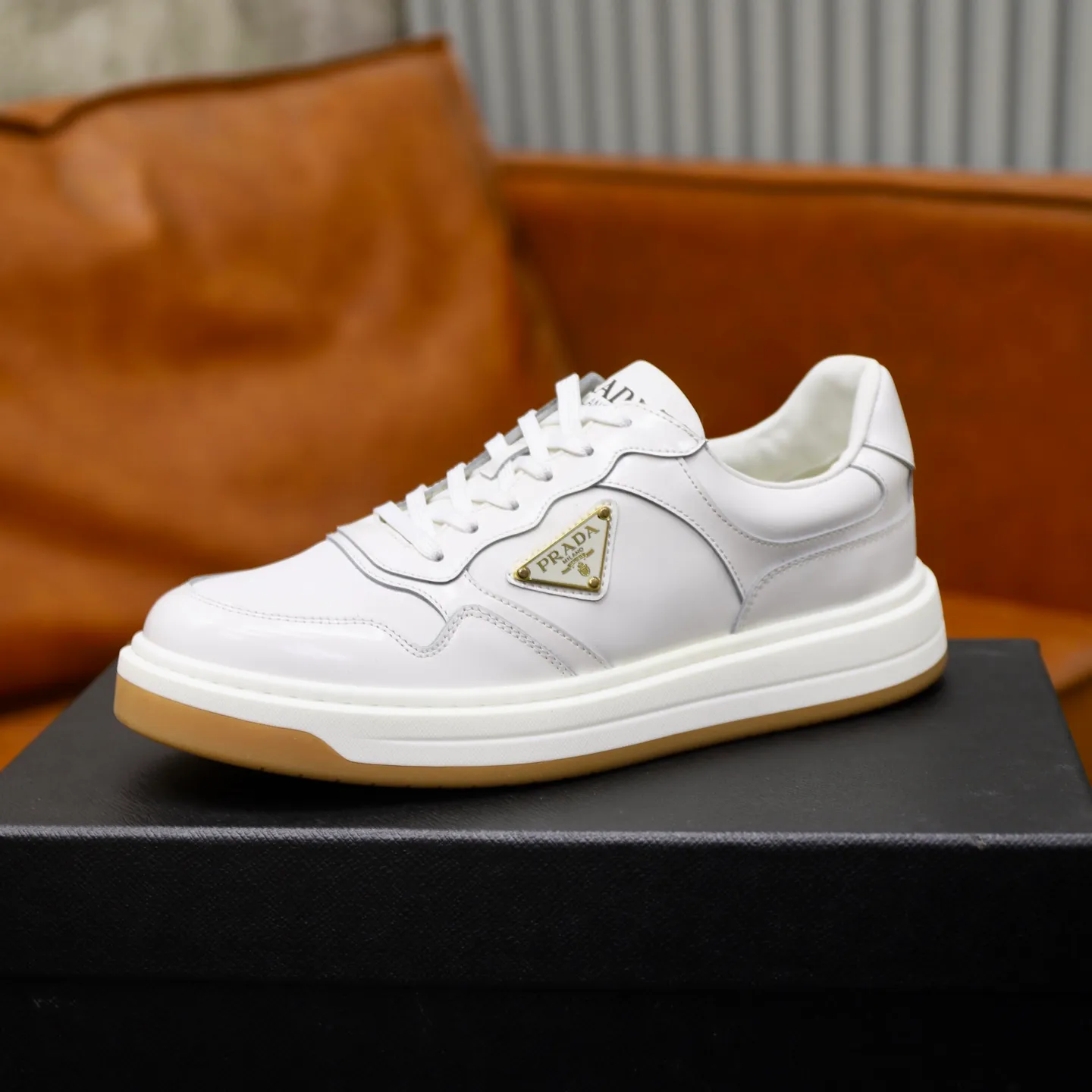 Factory price: 760💰Top original order Brand: PRADA (Prada) Standard code: Men's size 38/44 (45 can be customized) Grade: Same as the official website Material: Original cowhide stitching imported cowhide lining Original combination two-color wear-resistant soft outsole Style category: Leisure and sports version Young fashion European and American trend British style Color: Real picture color